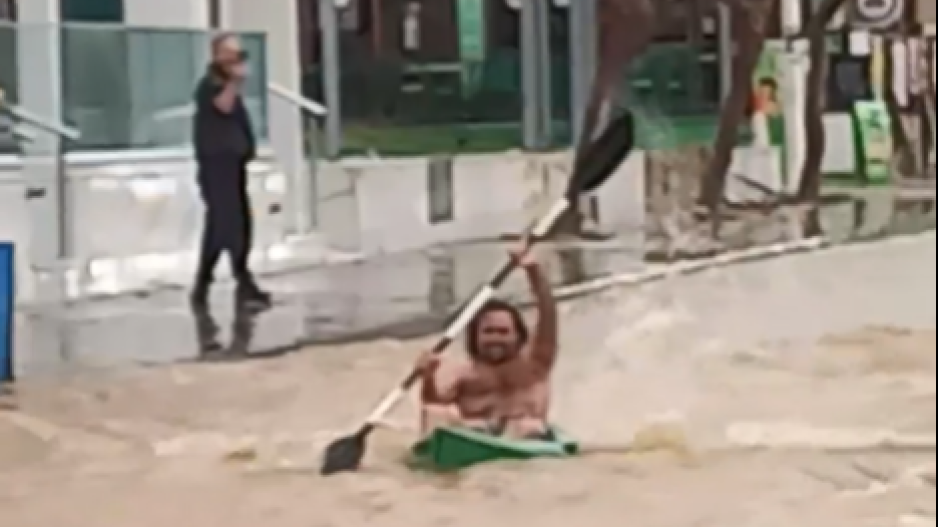 Viral video: Πρωταράς όπως…Βενετία: Κάνει κανό στον παραλιακό που έχει γίνει ποτάμι