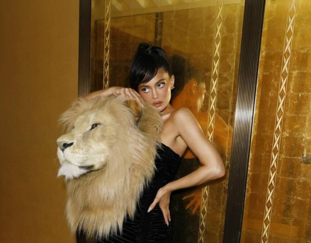 Kylie Jenner: Η αλλόκοτη εμφάνιση με λούτρινο λιοντάρι στο φόρεμα της