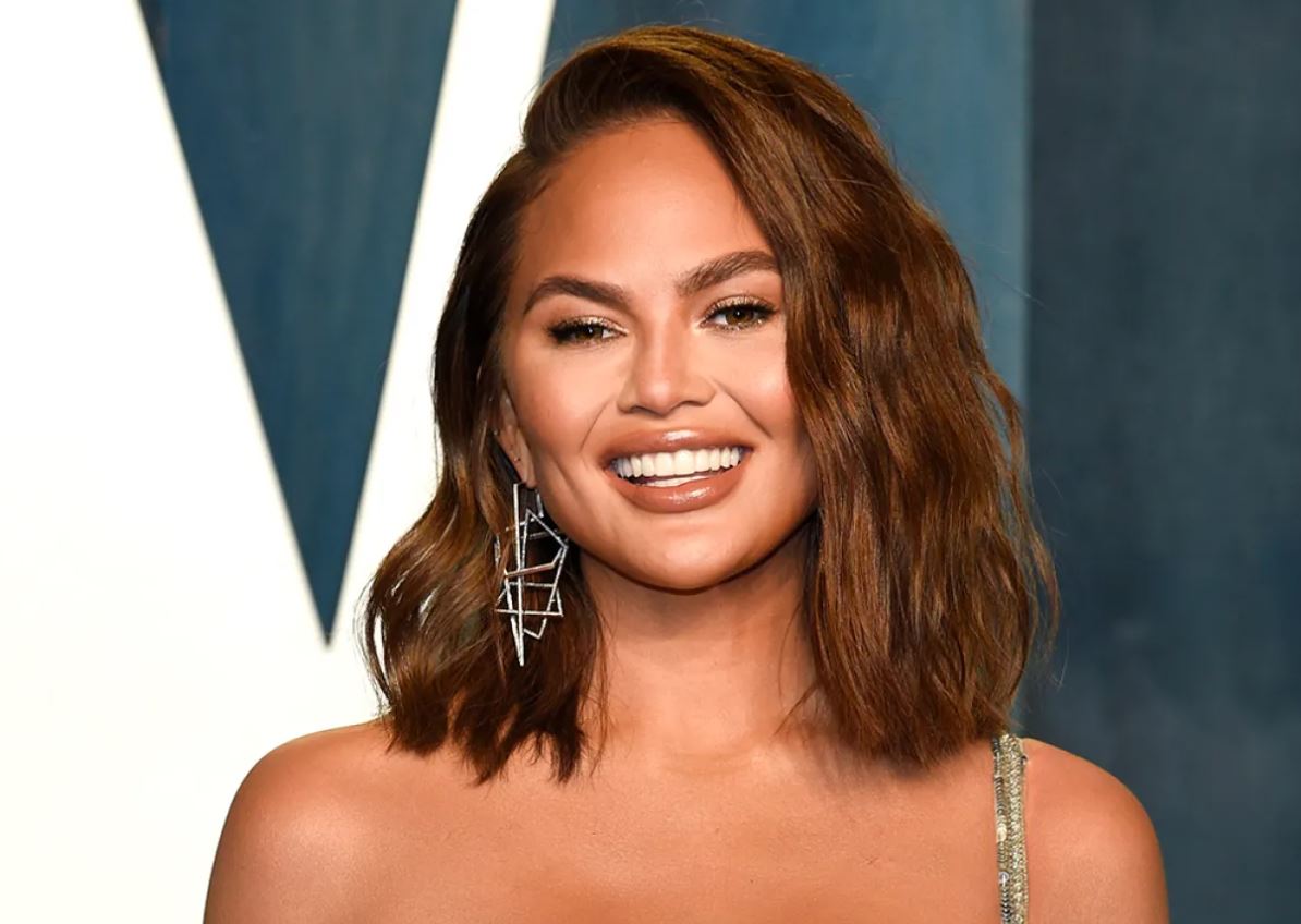 Chrissy Teigen: Μας έδειξε το πρόσωπο της νεογέννητης κόρης της