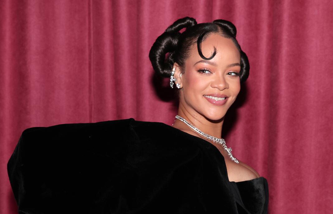 Rihanna: Η glam εμφάνιση της ήταν βγαλμένη από μια άλλη δεκαετία