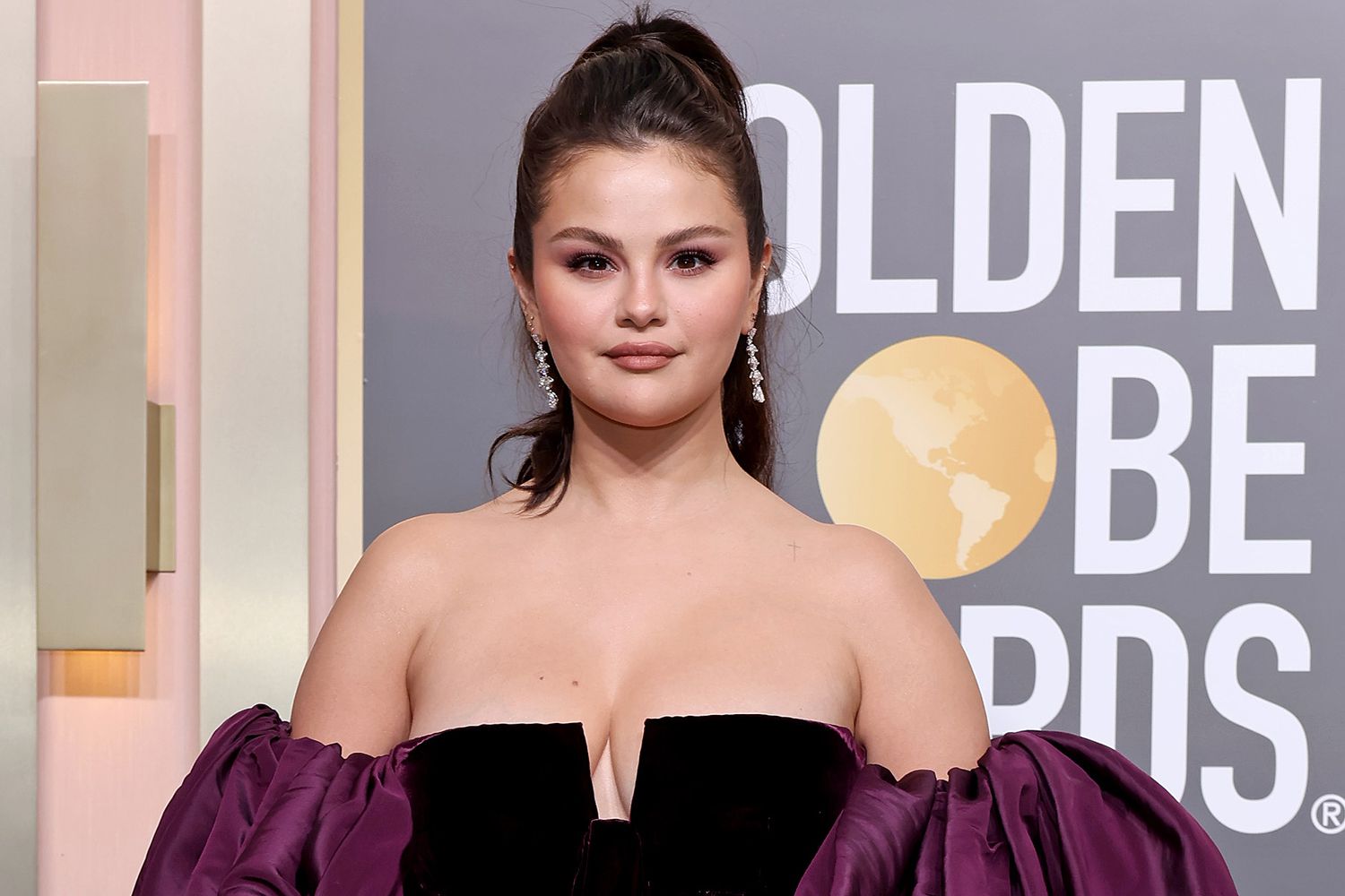 Selena Gomez: Απογείωσε το nude make-up στην εμφάνιση της στο κόκκινο χαλί