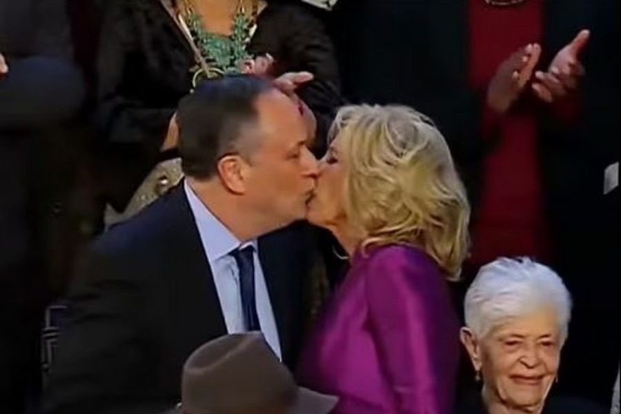 H γυναίκα του Μπάιντεν φίλησε… φιλικά στο στόμα τον σύζυγο της Καμάλα Χάρις (ΒΙΝΤΕΟ)