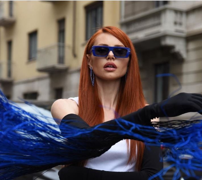 Έβελυν Καζαντζόγλου: Απογείωσε το basic λευκό top στην Εβδομάδα Μόδας του Μιλάνο