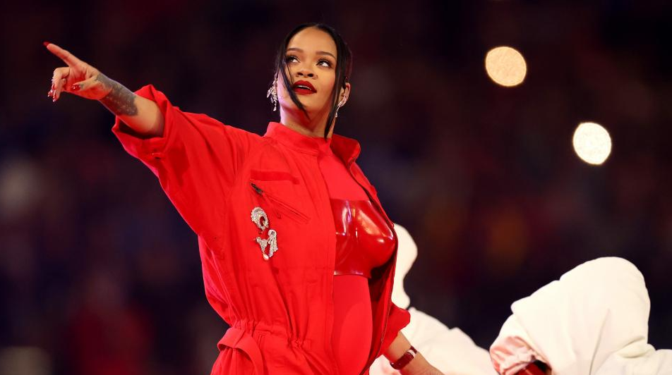 Rihanna: Φόρεσε τα πιο ιδιαίτερα sneakers στην εμφανίση της στο Super Bowl