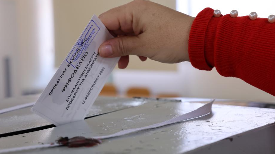 Πρωτοφανές σκηνικό στην κάλπη - Ψήφισε και μετά... έσκισε το ψηφοδέλτιο