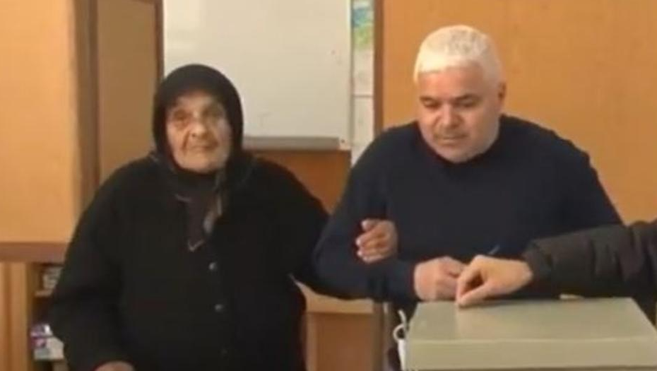 Προεδρικές εκλογές: Ψηφοφόρος 102 ετών… Η γιαγιά Αργυρή θα ψηφίσει και στις επόμενες εκλογές