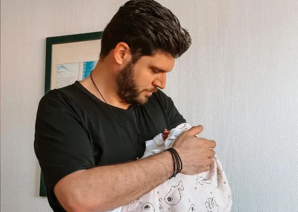 Baby Boom: Πατέρας για πρώτη φορά έγινε γνωστός τραγουδιστής