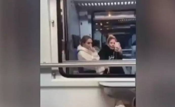 Βίντεο που συγκλονίζει – Οι δίδυμες αδελφές λίγο πριν το δυστύχημα: Ποτέ ξανά με τρένο...
