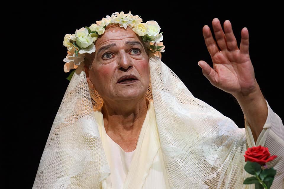 Αγνώριστος! Kύπριος πρωταγωνιστής θα υποδυθεί την… Μαρία Μαγδαληνή στο θέατρο!