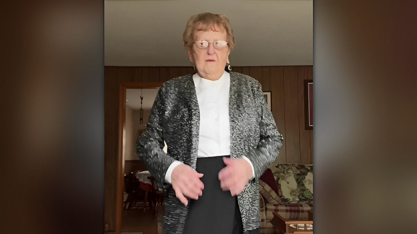 Η viral γιαγιά που διαλέγει ρούχα και μακιγιάζ για την… κηδεία της