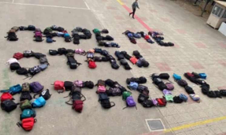Συγκινούν μαθητές στην Ελλάδα: Με τις σχολικές τους τσάντες σχηματίζουν τις φράσεις “Πάρε με όταν φτάσεις” και “Ήταν Έγκλημα”