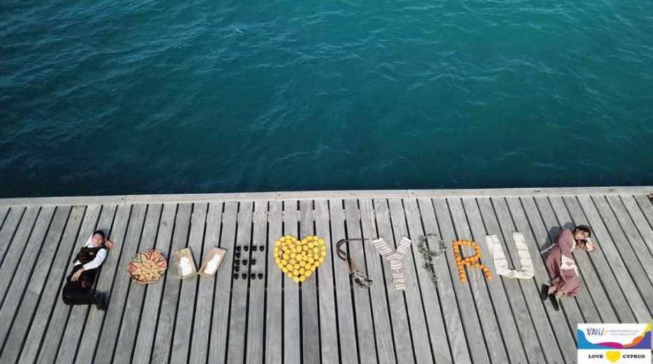Συγκινητικό: Έγραψαν με κουμανταρία και λουκούμια «LOVE CYPRUS» στην αποβάθρα της Πόλης Χρυσοχούς
