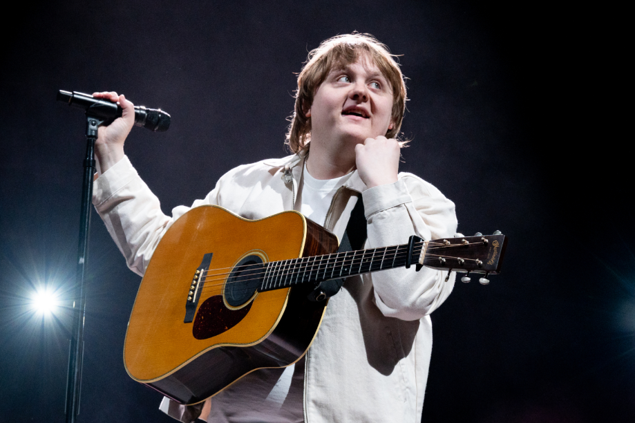 Συγκινεί ο Λιούις Καπάλντι: Ενδέχεται να εγκαταλείψει τη μουσική λόγω του Συνδρόμου Τουρέτ