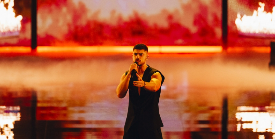 Eurovision 2023: Ο Andrew Lambrou έκλεψε τις εντυπώσεις στον β’ ημιτελικό – Δείτε την εμφάνισή του