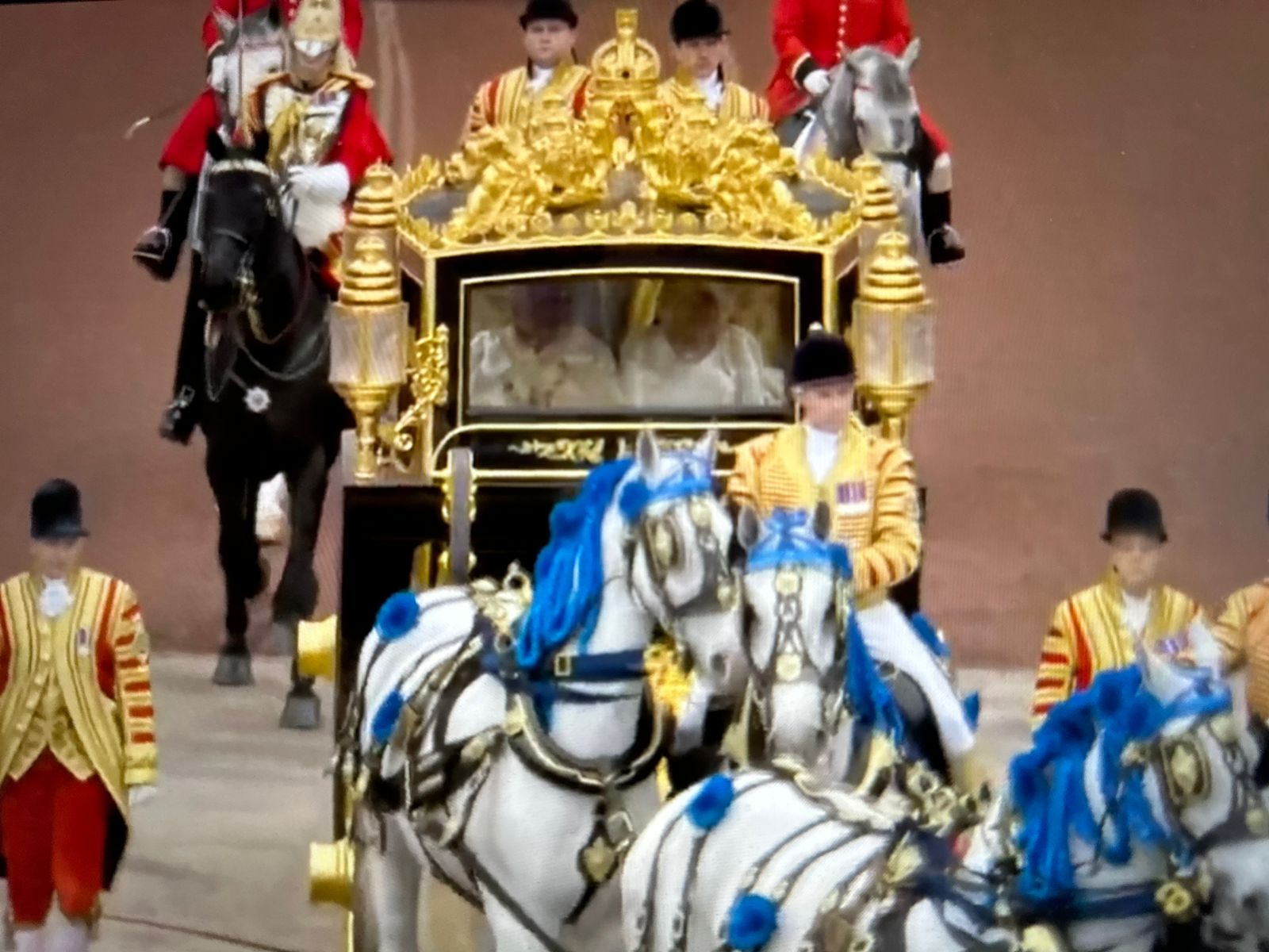 Βασιλιάς Κάρολος: Μέσα στη χρυσή άμαξα μάζι με την Καμίλα(Βίντεο)