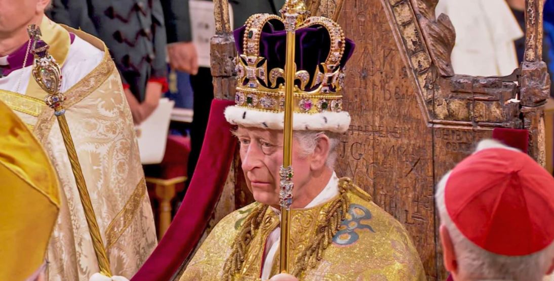 «God Save the King» - Ο βασιλιάς Κάρολος με το στέμμα του Αγίου Εδουάρδου