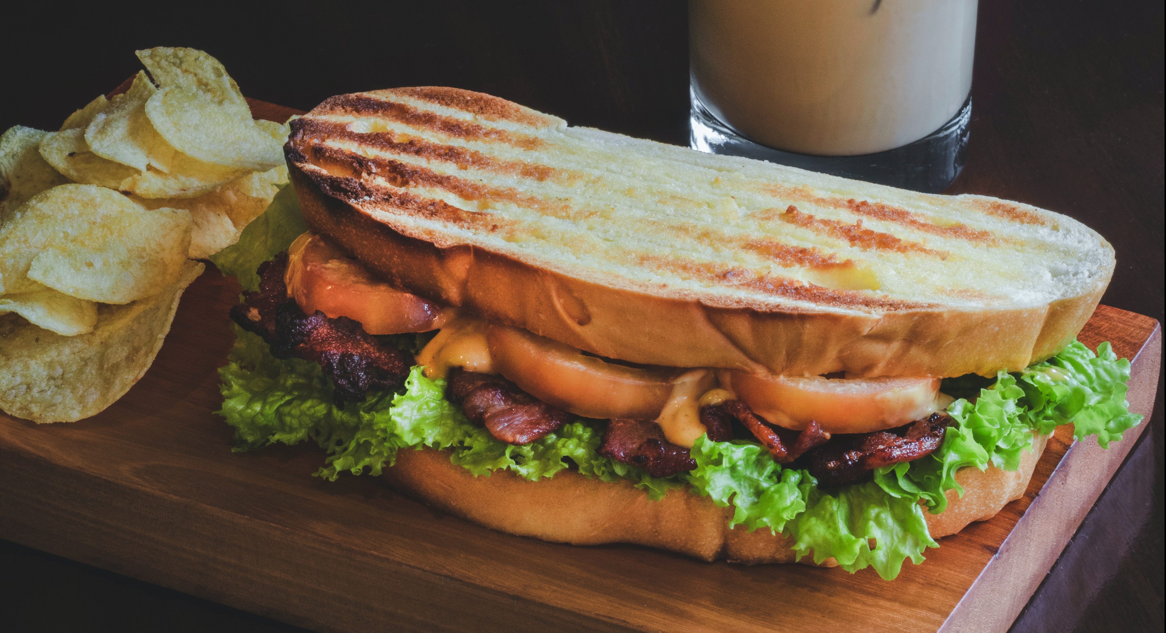 Υγιεινό vegan sandwich για το σνακ της ημέρας