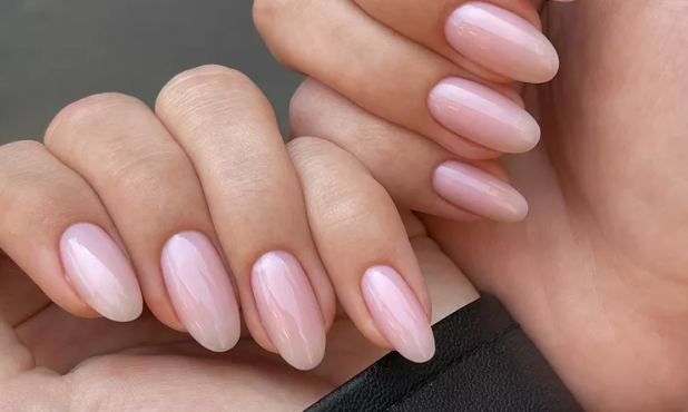 Strawberry Milk Nails: Η μίνιμαλ τάση του μανικιούρ που κάνει χαμό στο Tik-Tok