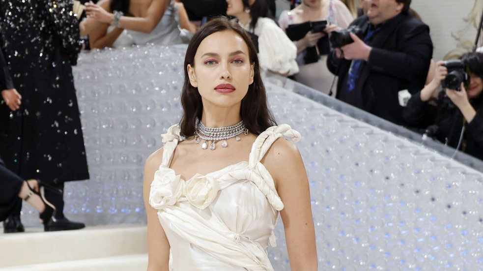 Irina Shayk: «Έσπασε» έναν από τους βασικούς κανόνες μόδας του Karl Lagerfeld στο Met Gala