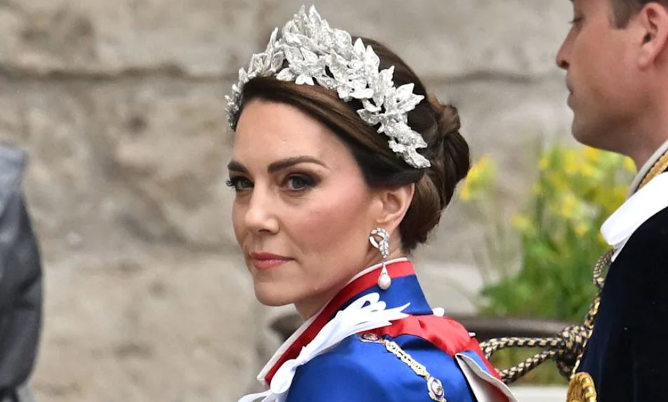 Kate Middleton: Ο λόγος που δεν φόρεσε τιάρα, ο συμβολισμός πίσω από το headpiece και τα σκουλαρίκια της Diana