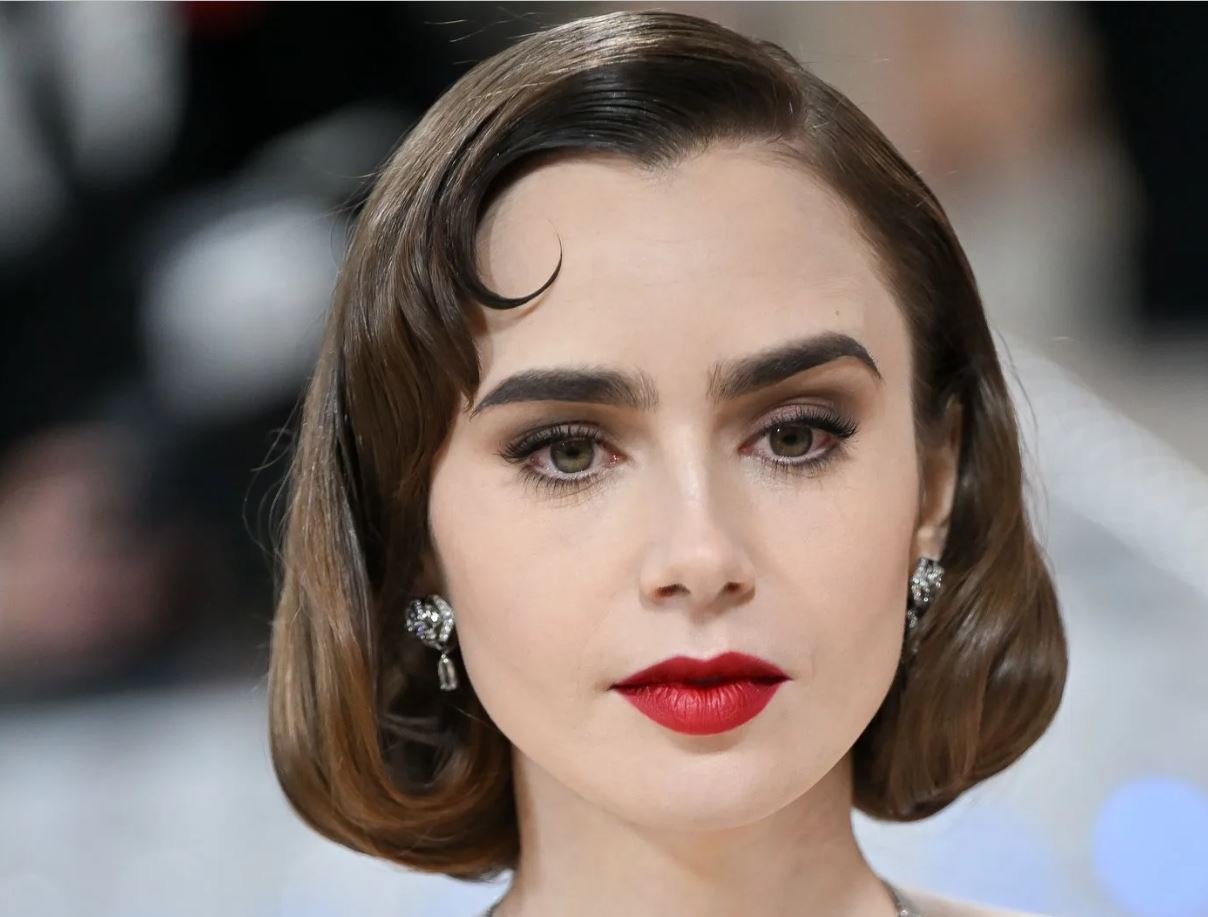 Αυτό είναι το υπέροχο κόκκινο κραγιόν της Lily Collins