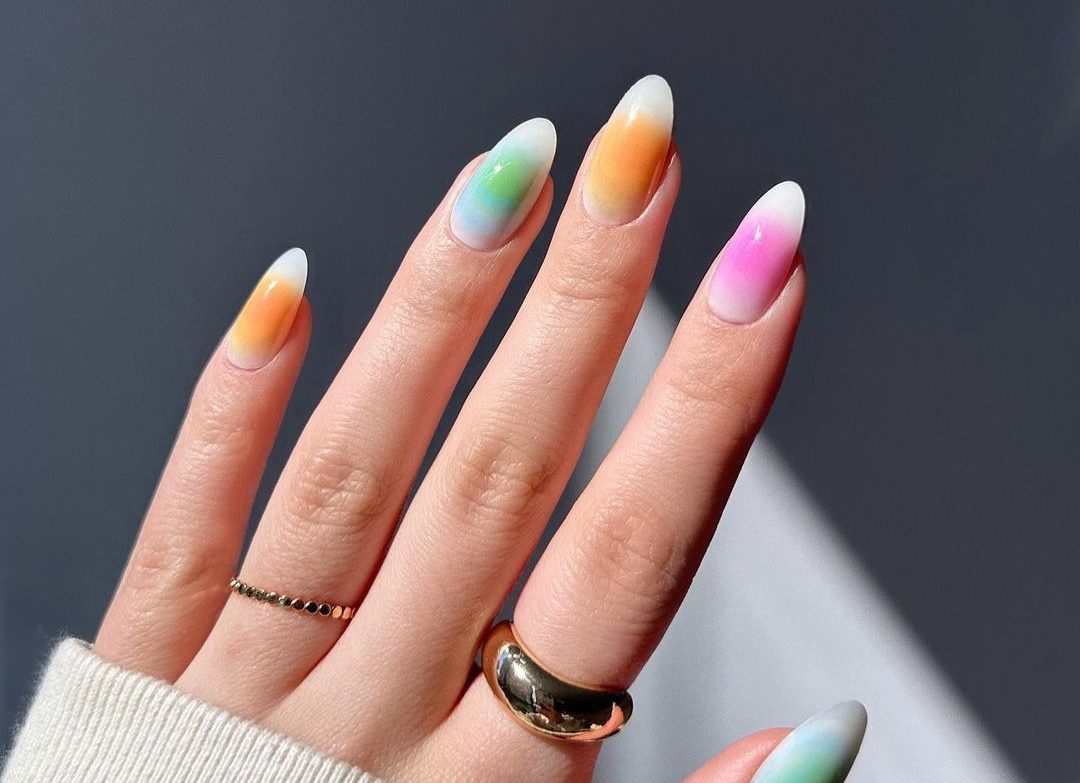 Summer Aura Nails: Να πως μπορείς να πετύχεις εύκολα την τεχνική στο σπίτι σου