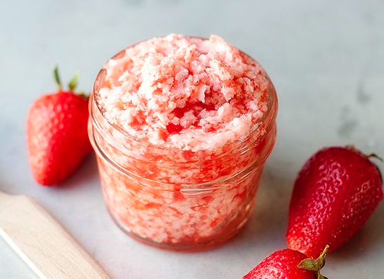 DIY Body Scrub: Η συνταγή με φράουλες για ενυδατωμένη επιδερμίδα