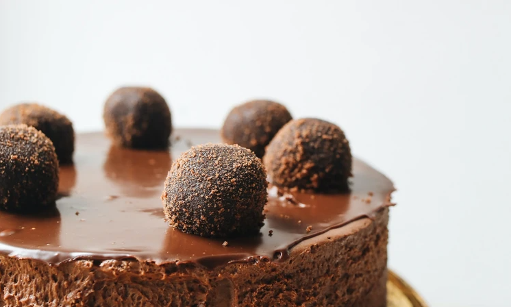 Πεντανόστιμο κέικ τριπλής σοκολάτας – Η πιο εύκολη συνταγή
