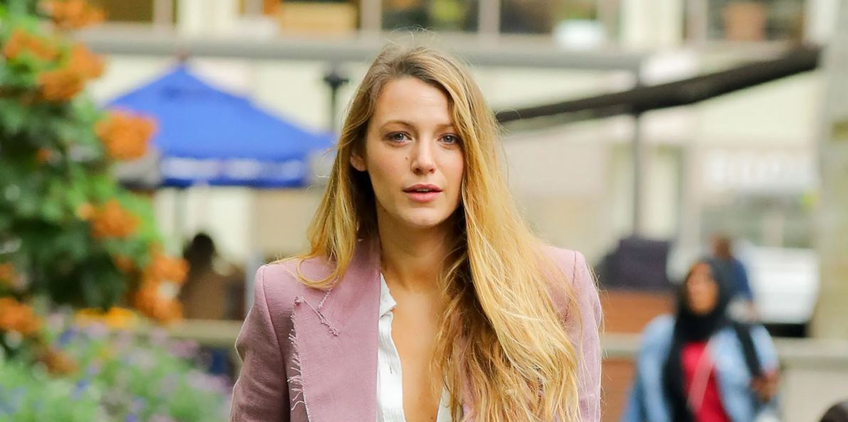 Blake Lively: Το casual look της με Zara cargo παντελόνι