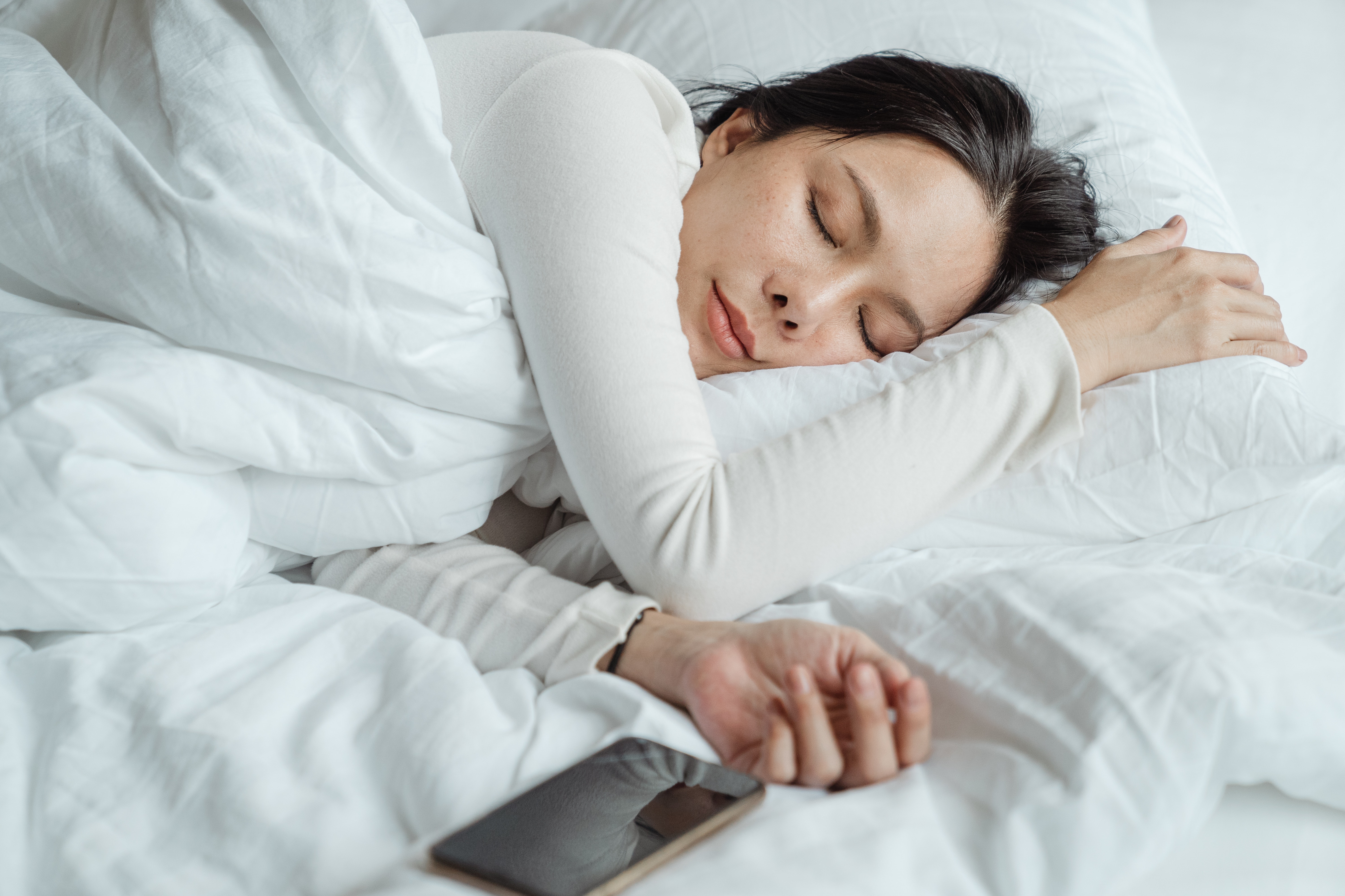 Το πιο χρήσιμο tip για να απολαύσεις τον ύπνο σου χωρίς τον περισπασμό του κινητού