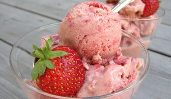 Σπιτικό παγωτό φράουλα με 3 υλικά της στιγμής