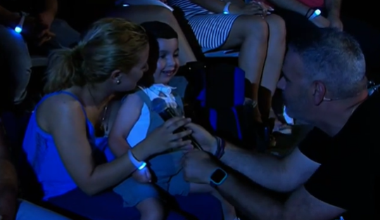 Συγκίνηση στο «Λούης Night Show»: Ο Βασίλης Κούρτης τραγούδησε στον μικρό Αντώνη