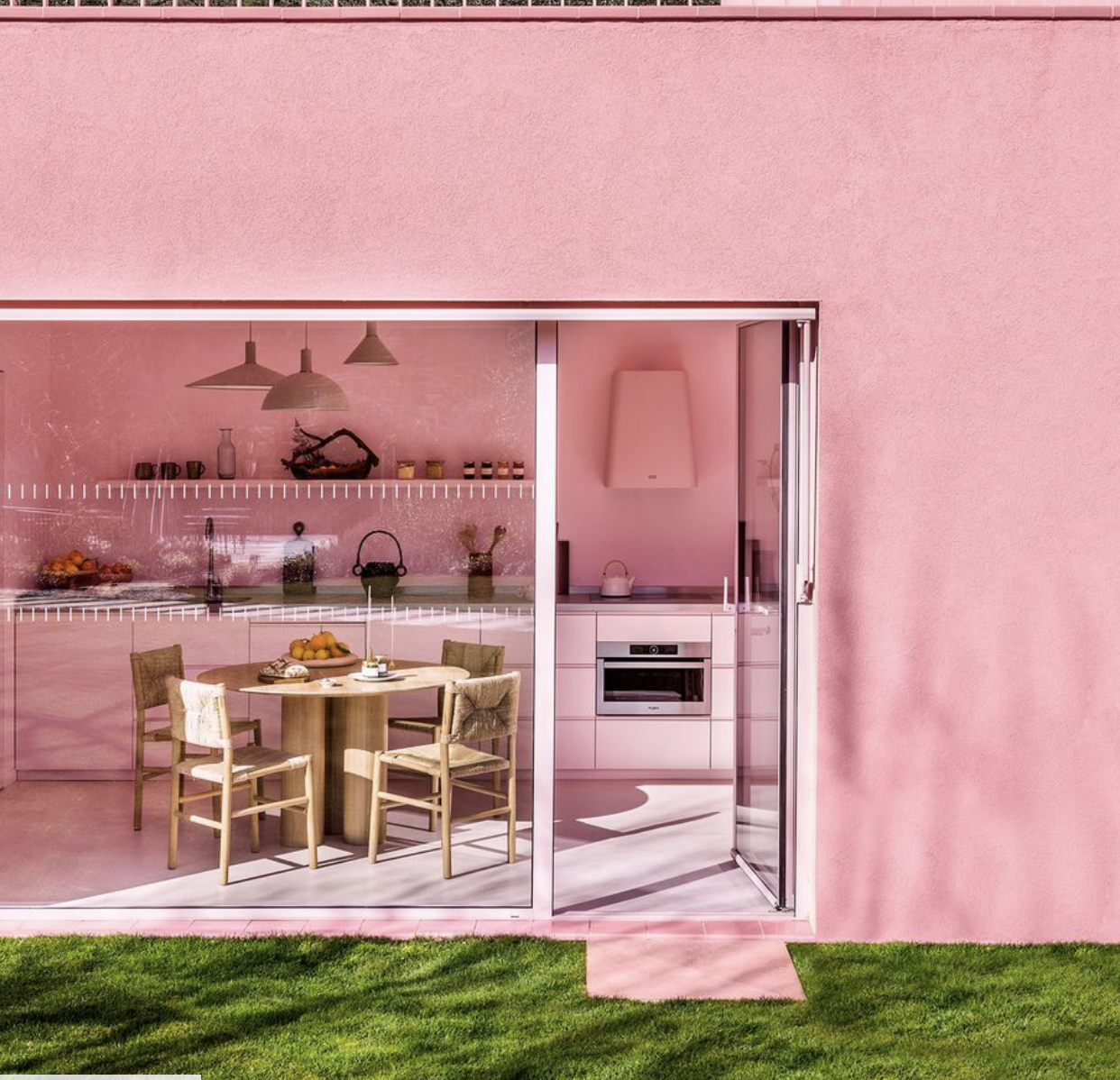 Σ’ αυτό το ροζ σπίτι στη Γαλλία, θα μπορούσε να μένει η Barbie