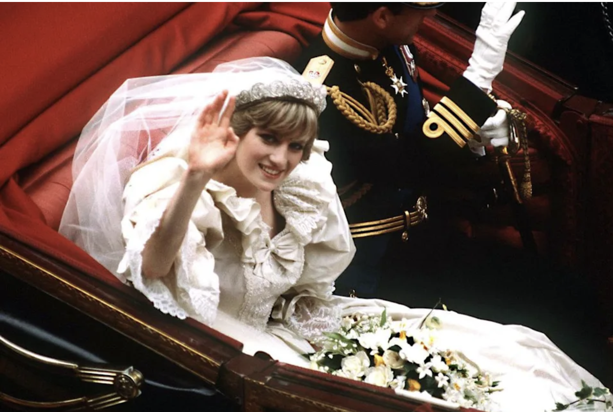 Πριγκίπισσα Diana: Αποκαλύφθηκε το μυστικό “εφεδρικό” νυφικό της 