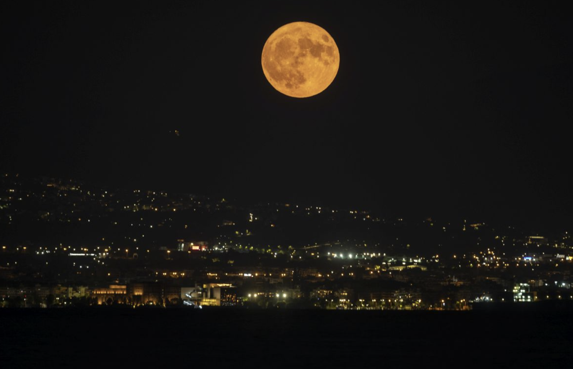 Πανσέληνος: Ορατό απόψε το εντυπωσιακό «μπλε φεγγάρι»