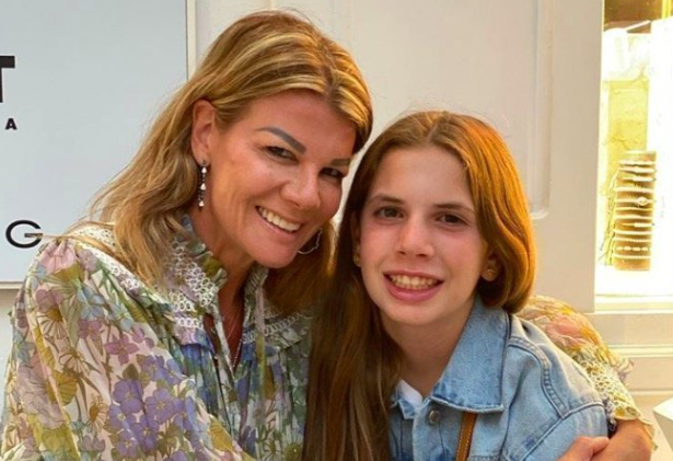 Έλσα Αναστασιάδη: Ποζάρει αγκαλιά με την κόρη της στις διακοπές τους στη Μύκονο