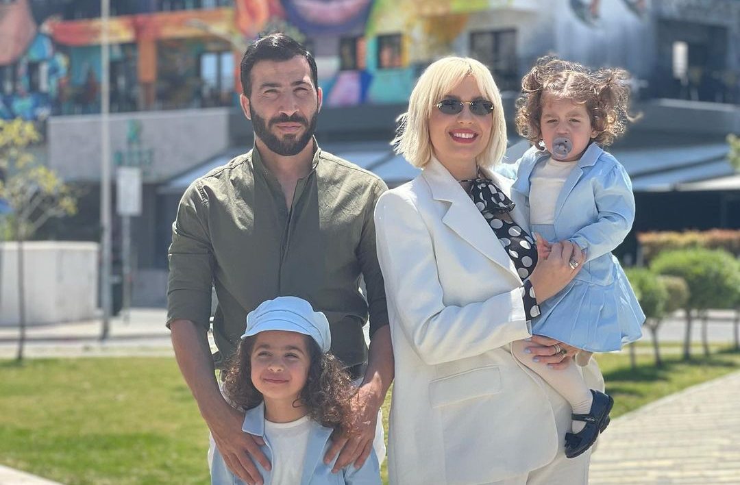 Άντρη Καραντώνη: Οι τρυφερές ευχές στον σύζυγό της για τα γενέθλιά του και η τούρτα με τις κόρες τους