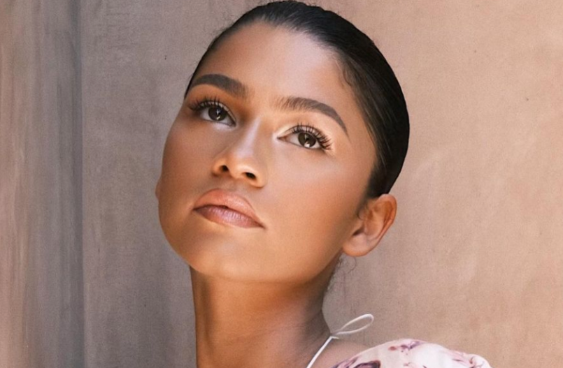 Zendaya: Μας έδειξε τη νέα τεχνική εφαρμογής του highlighter στο πρόσφατο beauty look της