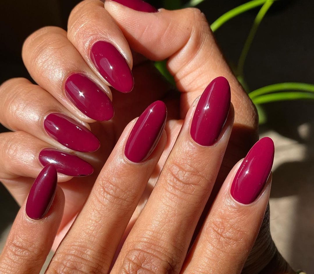 Cherry Mocha nails: Η απόχρωση που θα πρωταγωνιστήσει στα μανικιούρ του φθινοπώρου