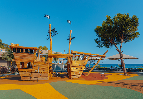 <strong>PetitePlage: Ο Πήτερ Παν… προσγειώνεται στη Λεμεσό</strong>