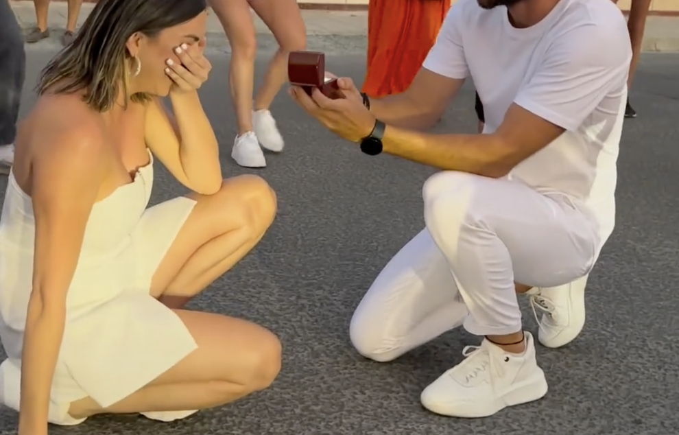 Kύπρια τραγουδίστρια δέχθηκε πρόταση γάμου (Βίντεο)