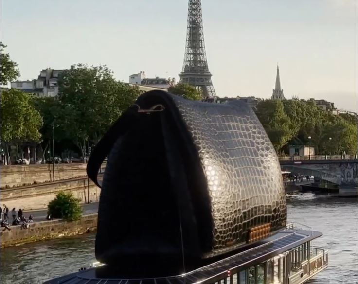 H νέα τσάντα της Victoria Beckham κάνει βόλτες στον Σηκουάνα