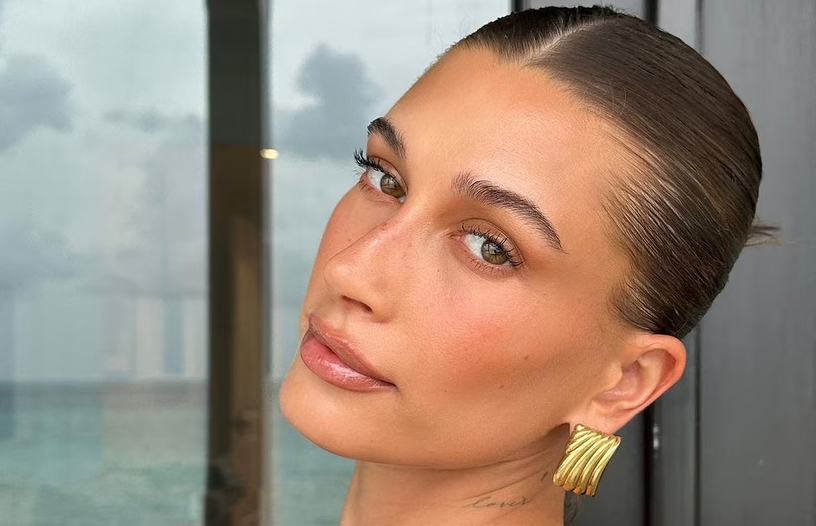 Hailey Bieber: Το μολύβι χειλιών που χρησιμοποιεί είναι απίστευτα οικονομικό