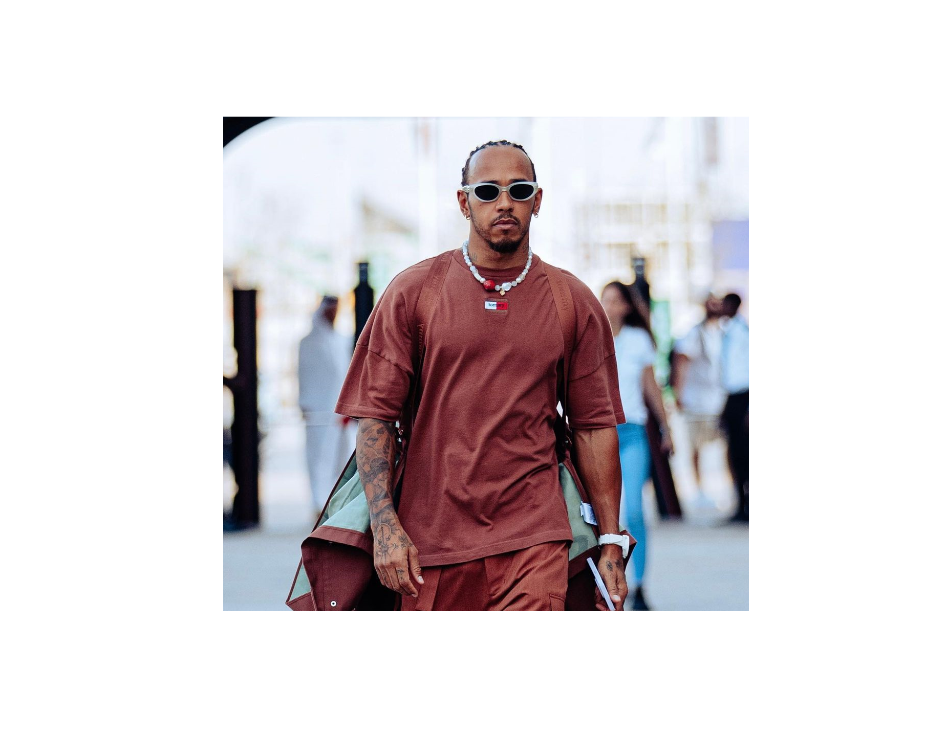 Ο LEWIS HAMILTON ΦΟΡΑΕΙ TOMMY JEANS <strong>ΣΤΟGRANDPRIXΤΟΥ QATAR</strong>