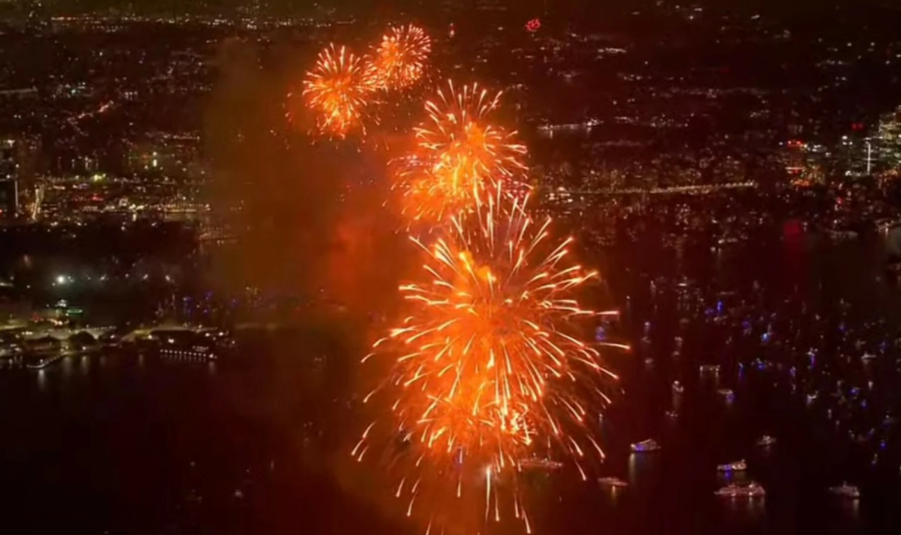 Happy New Year: Έγινε η πρώτη αλλαγή χρόνου - Δείτε το εντυπωσιακό βίντεο και τα πυροτεχνήματα