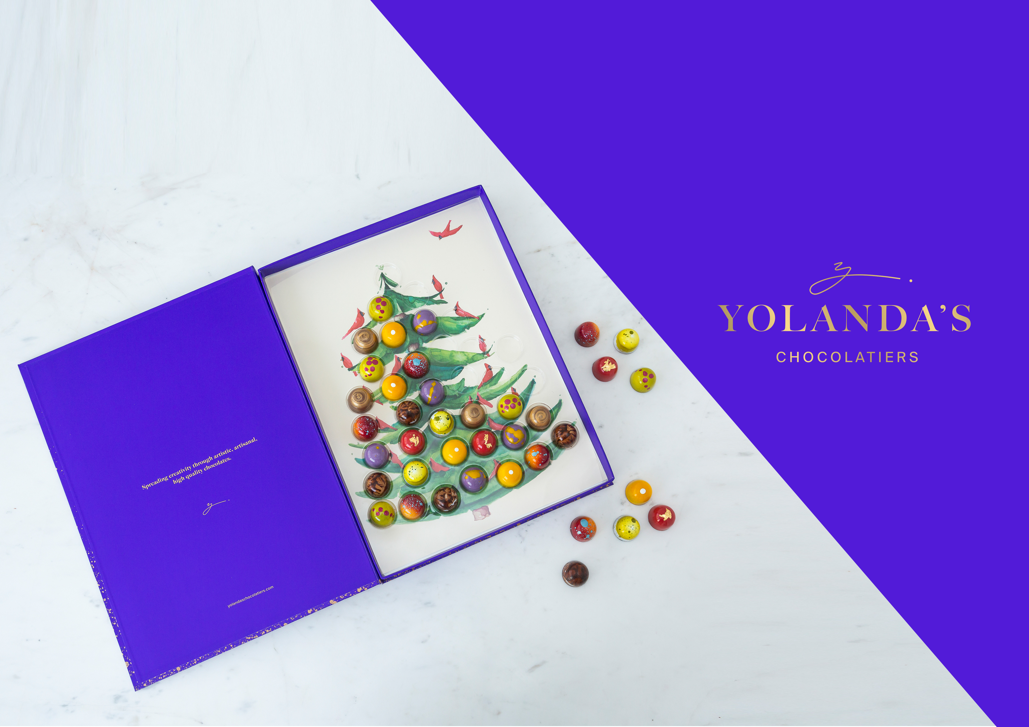 To HELLO! σού χαρίζει ένα λαχταριστό Limited Edition Light Up Tree κουτί με σοκολατάκια από Yolanda’s Chocolatiers