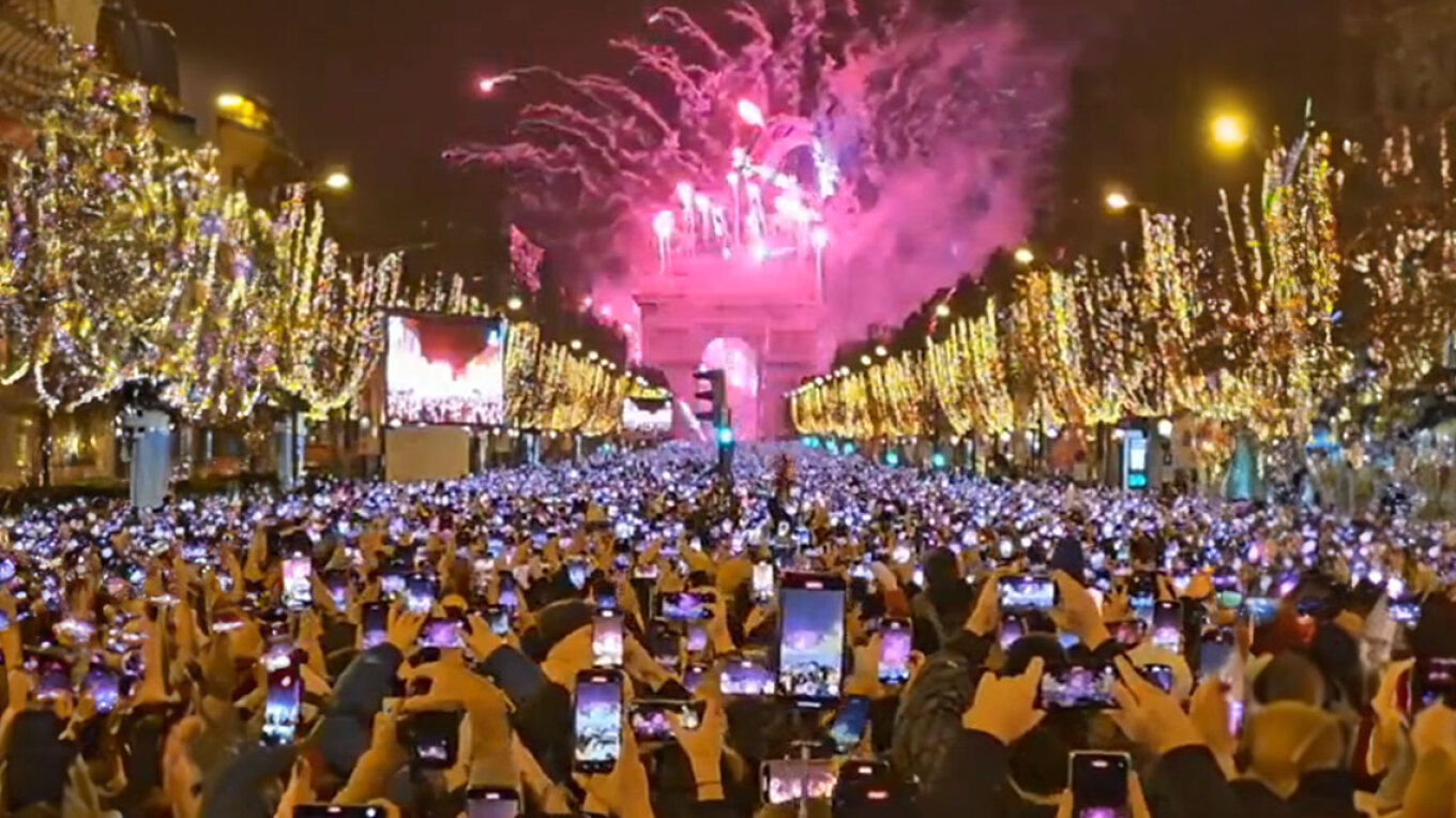 Viral το βίντεο από την αλλαγή του χρόνου στο Παρίσι – Όλοι καταγράφουν τη «στιγμή», κανείς δεν τη ζει!