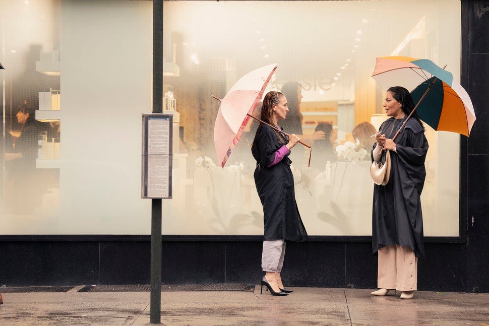 Rainy days guide: Τα κομμάτια που θα σου χαρίσουν ένα κομψό look