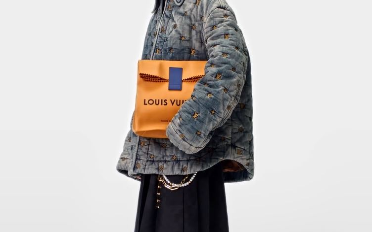 Louis Vuitton: Η “sandwich bag” του οίκου θυμίζει χάρτινη σακούλα αλλά κοστίζει πολλά περισσότερα