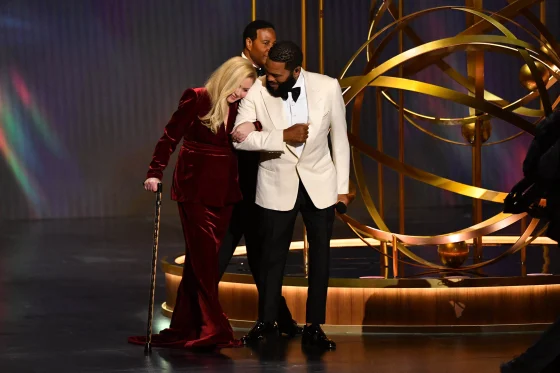 Emmy 2024: Η συγκινητική στιγμή που σηκώθηκαν όλοι όρθιοι και χειροκροτούσαν (Βίντεο)